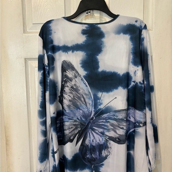 Lily NWOT Blue and White  Top Mid Length Sleeves Large Butterfly on Front - Picture 3 of 6